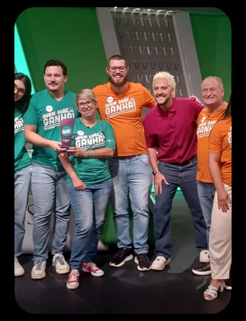 Renan Rugolo Ré ao lado da equipe premiada no programa Quem Sabe Ganha