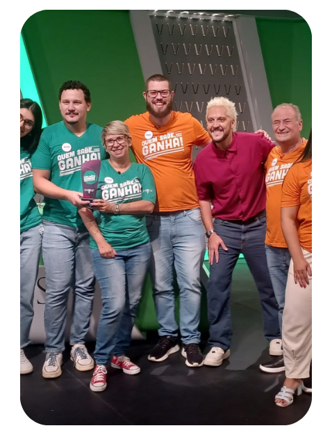Renan Rugolo Ré ao lado da equipe premiada no programa Quem Sabe Ganha